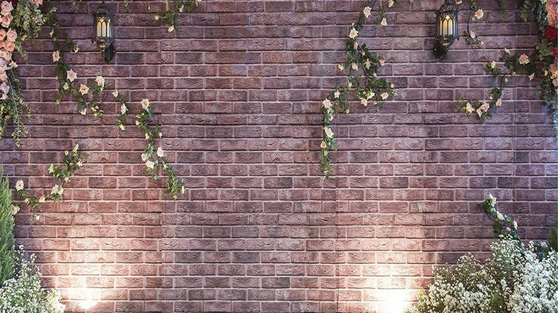 Hintergrund in Backsteinrot mit Aufgedruckterblumen und Steinoptik ohne Gestell